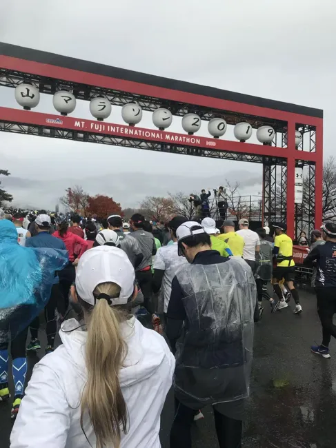 Rain at the start. A first marathon ahead.