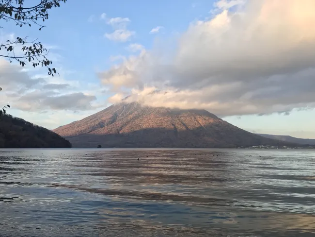 The lake and the mountain: a reason to keep exploring.